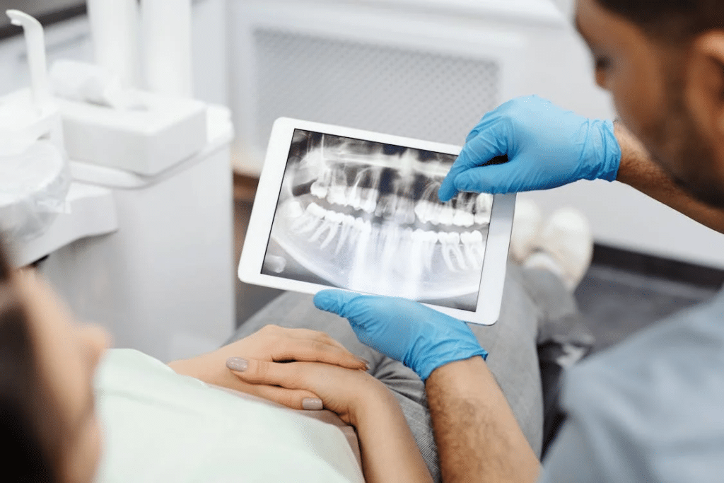 Profesional mostrando una radiografía dental durante una consulta