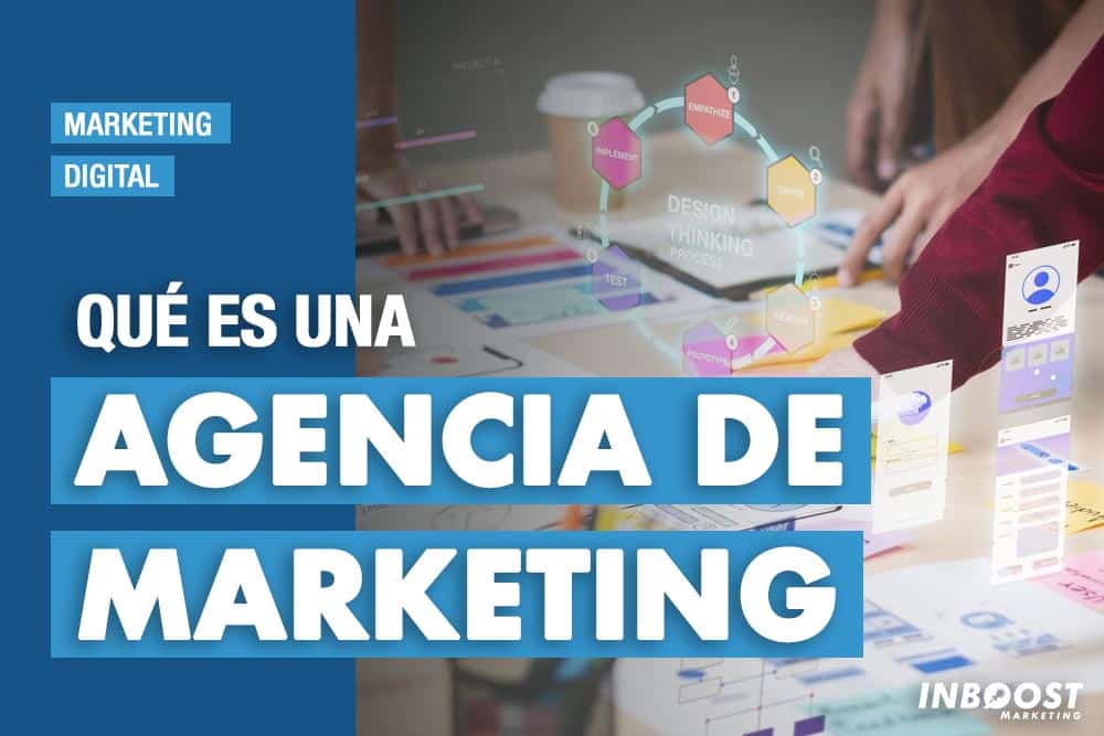 Equipo trabajando sobre materiales y notas de una planificación de marketing