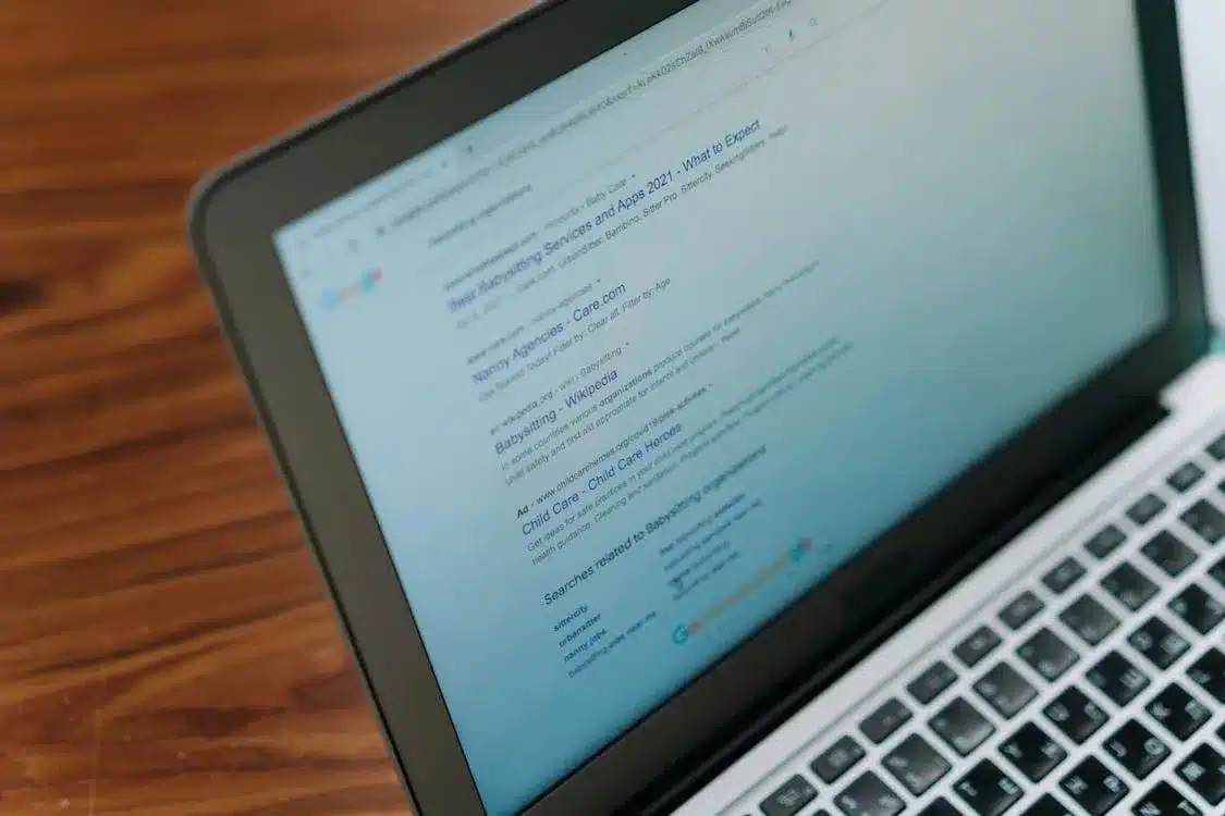 Portátil con código en pantalla sobre una mesa