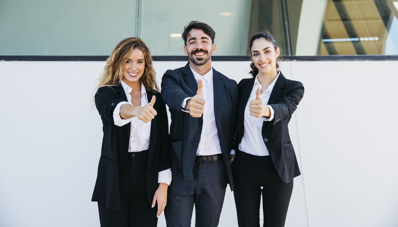 grupo de profesionales alegres haciendo el gesto de aprobacion con pulgares arriba